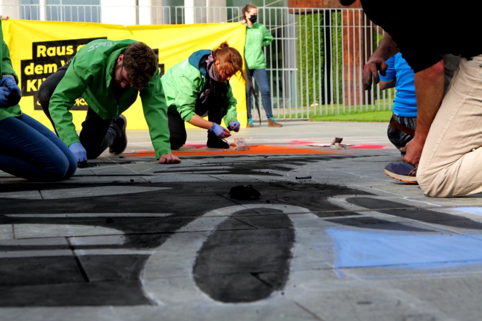 Protest at Autogipfel in Berlin 2020-09-08 Greenpeace painting 11