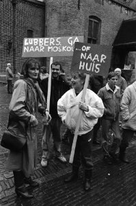Protest tegen plaatsing kruisraketten op Binnenhof bordj Lubbers ga naar Mosko, Bestanddeelnr 933-4744