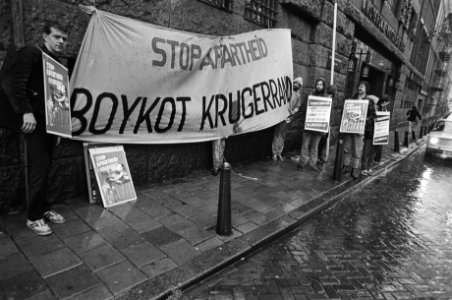 Protest tegen verkoop Krugerrand bij banken, Bestanddeelnr 933-1230