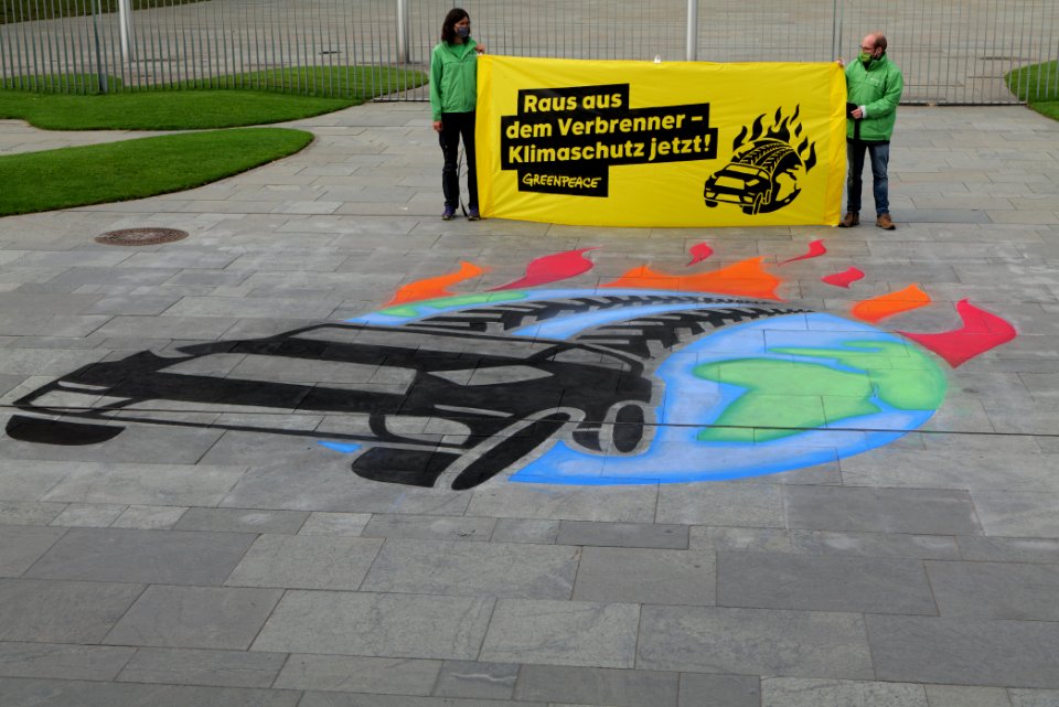 Protest at Autogipfel in Berlin 2020-09-08 Greenpeace painting 62