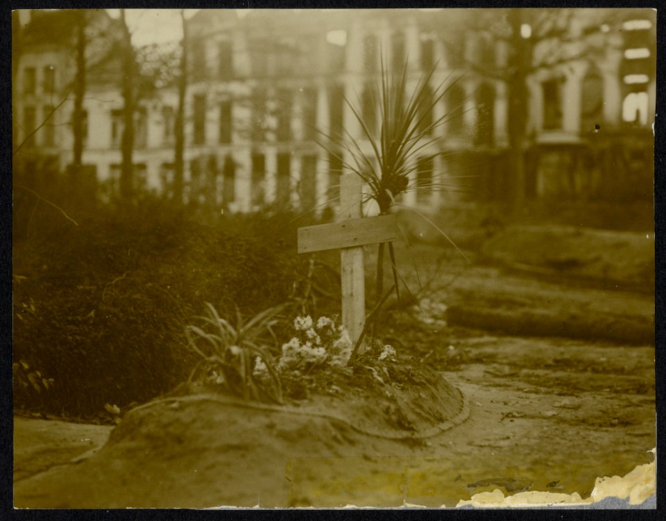 Provisorisch graf met primitief houten kruis in woonomgeving, Bestanddeelnr 158-0507