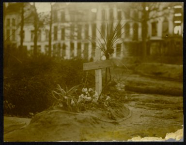 Provisorisch graf met primitief houten kruis in woonomgeving, Bestanddeelnr 158-0507