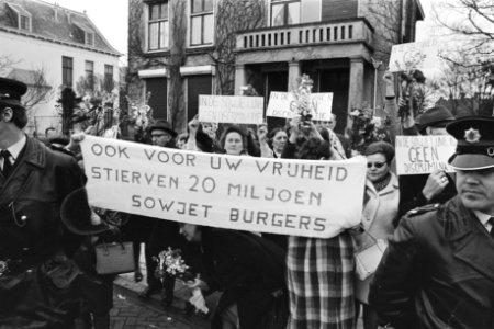 Pro-Russische demonstranten, leden van Vriendenkring Neuengamme, Bestanddeelnr 924-4727