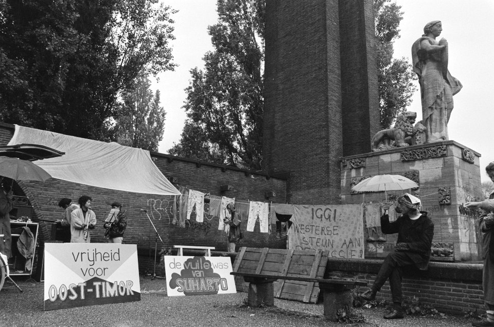 Protest tegen Nederlandse steun aan Suharto via IGGI bij het Van Heutsz-monument, Bestanddeelnr 934-0065
