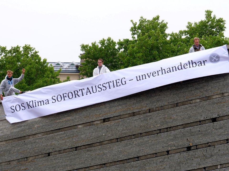 Protest at start of the "Coal Commission" 11