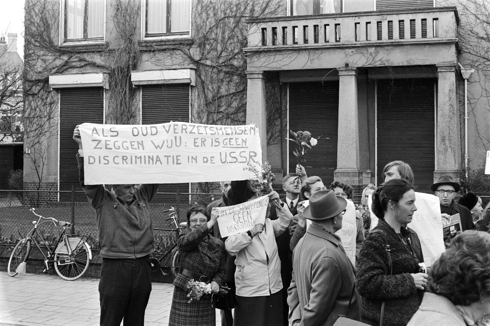 Pro-Russische demonstranten met spandoek, Bestanddeelnr 924-4730