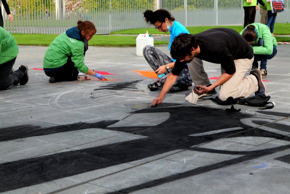 Protest at Autogipfel in Berlin 2020-09-08 Greenpeace painting 02