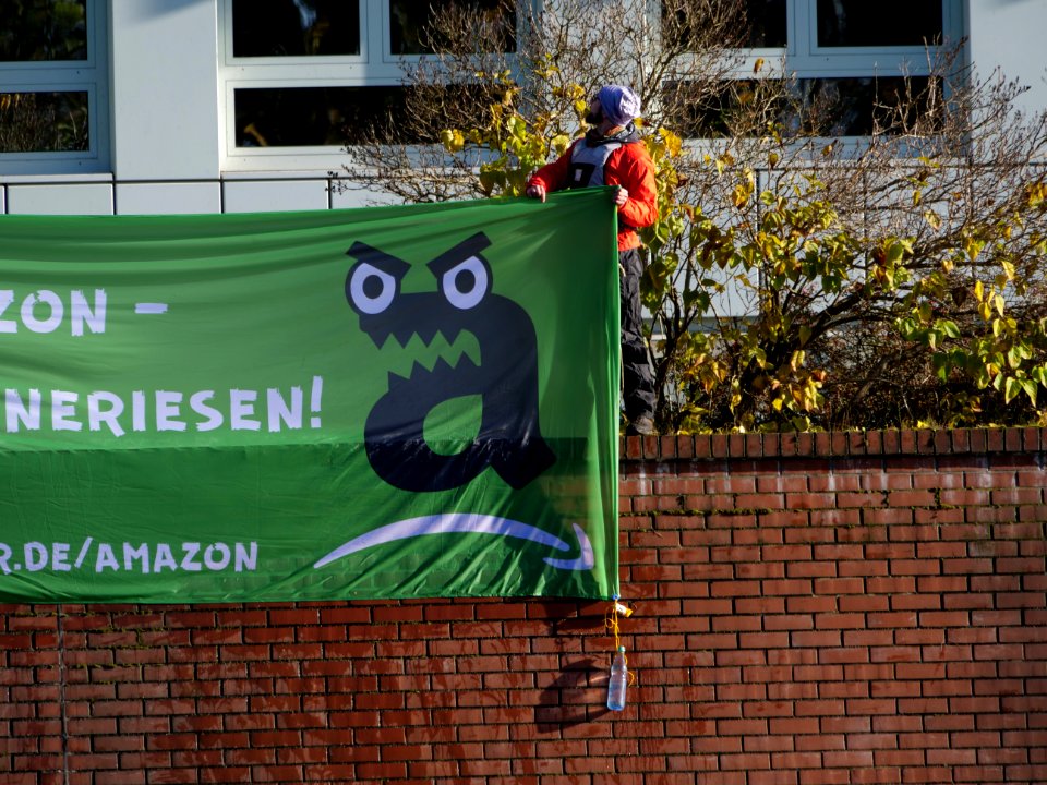 Protest banner in front of Amazon logistics center in Berlin-Tegel 4