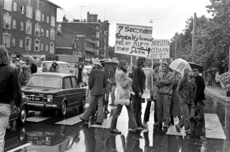 Protest bij oversteekplaats voor voetgangers over Amstelveenseweg, overzicht, Bestanddeelnr 926-7133