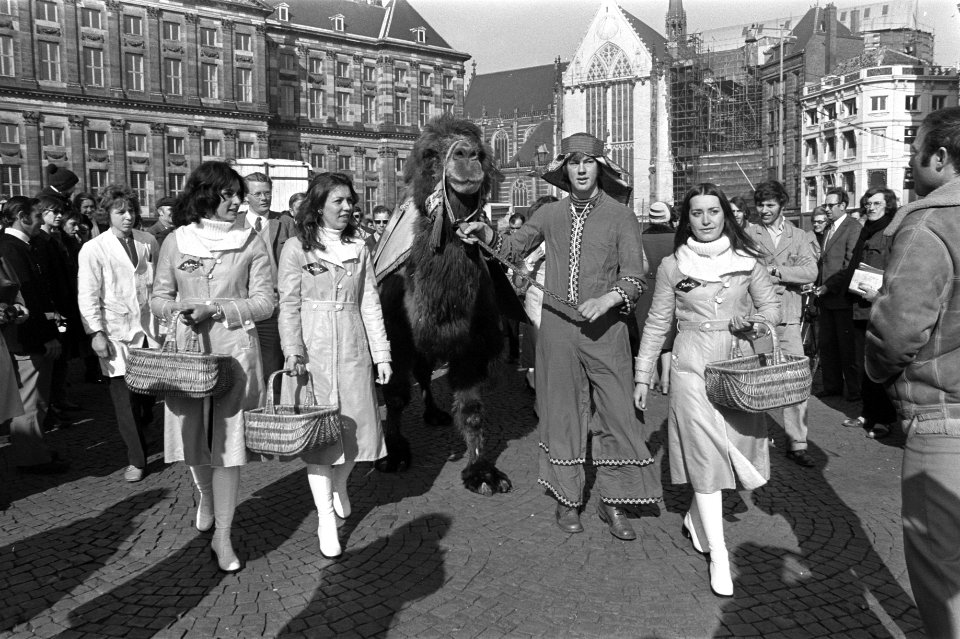 Propaganda-actie voor Marokkaanse sinaasappels in Amsterdam meisjes lopen met k…, Bestanddeelnr 925-4609