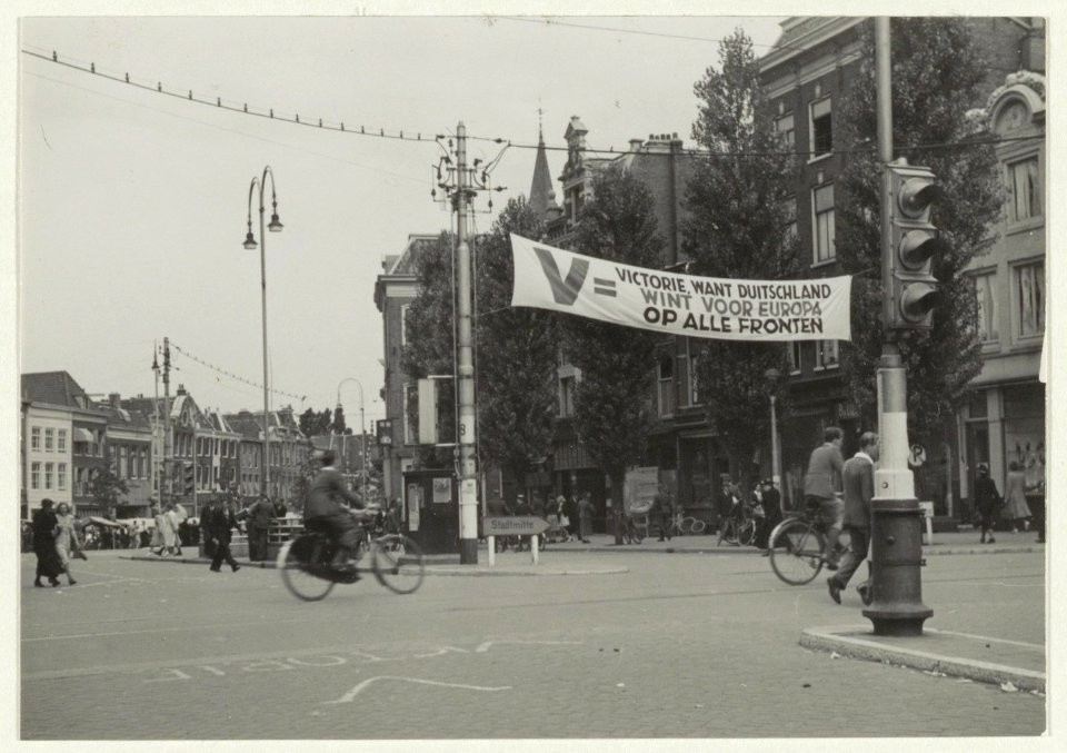 Propaganda spandoek op het Verwulft., NL-HlmNHA 54013971