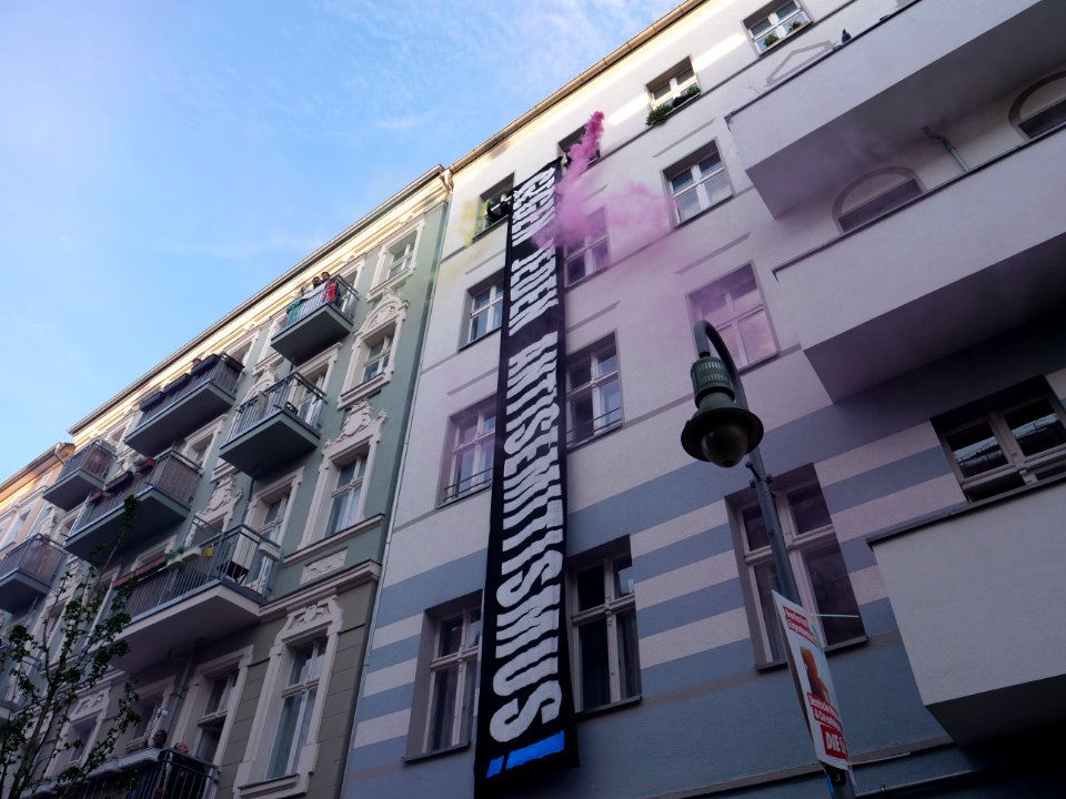 Protest at houses next to the revolutionary 1st may demonstration Berlin 2019 03