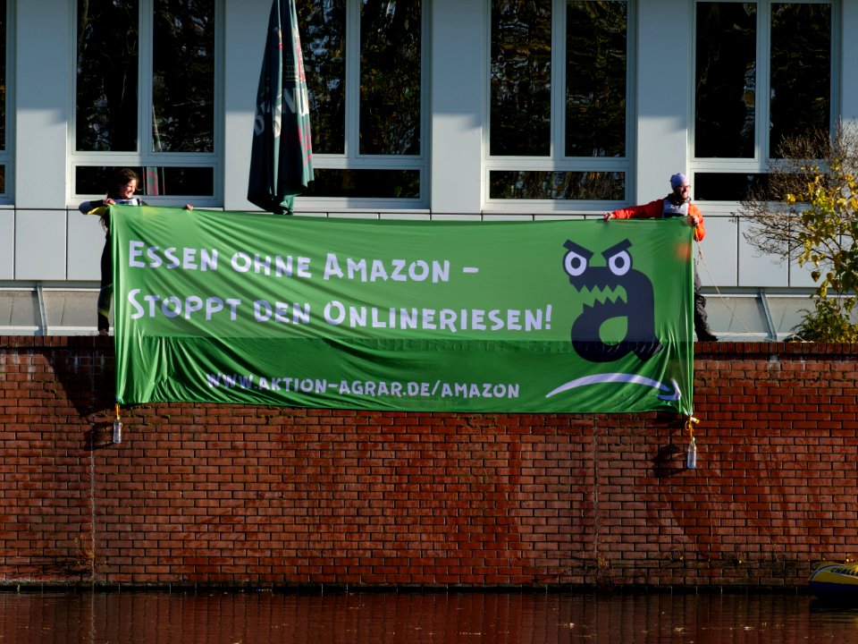 Protest banner in front of Amazon logistics center in Berlin-Tegel 6