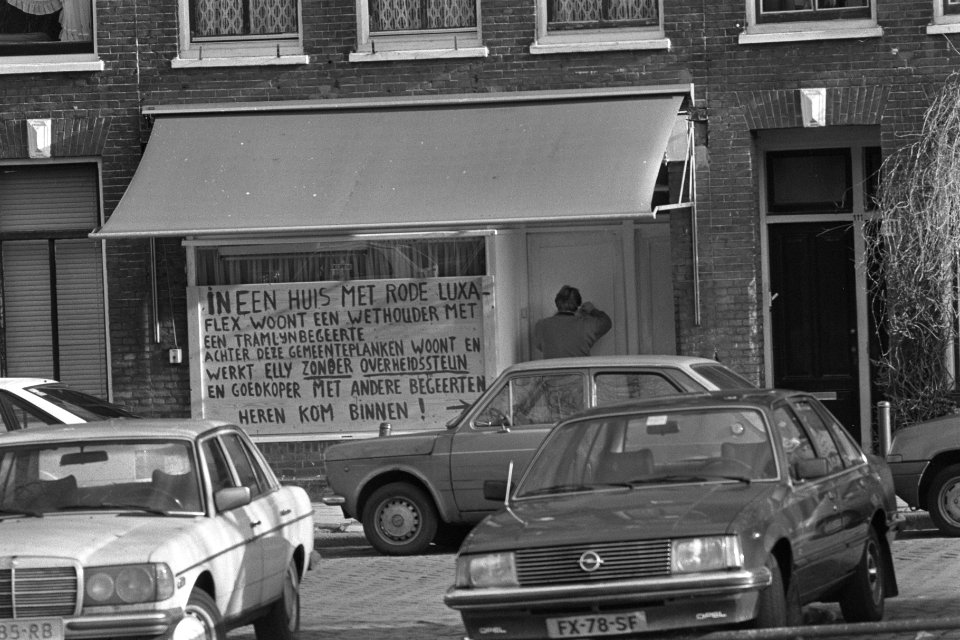 Prostitutie in De Pijp in Amsterdam dichtgetimmerd bordeel met protesttekst, Bestanddeelnr 933-8730