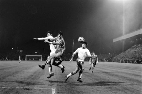 PSV tgen AS Roma 1-0 in de Europa Cup II . Mares (midden) in duel, Bestanddeelnr 923-0211