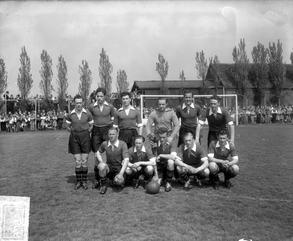 Promotiewedstrijd 2e klasse EBOH-DHC 2-4. Elftal EBOH uit Dordrecht, Bestanddeelnr 904-5876