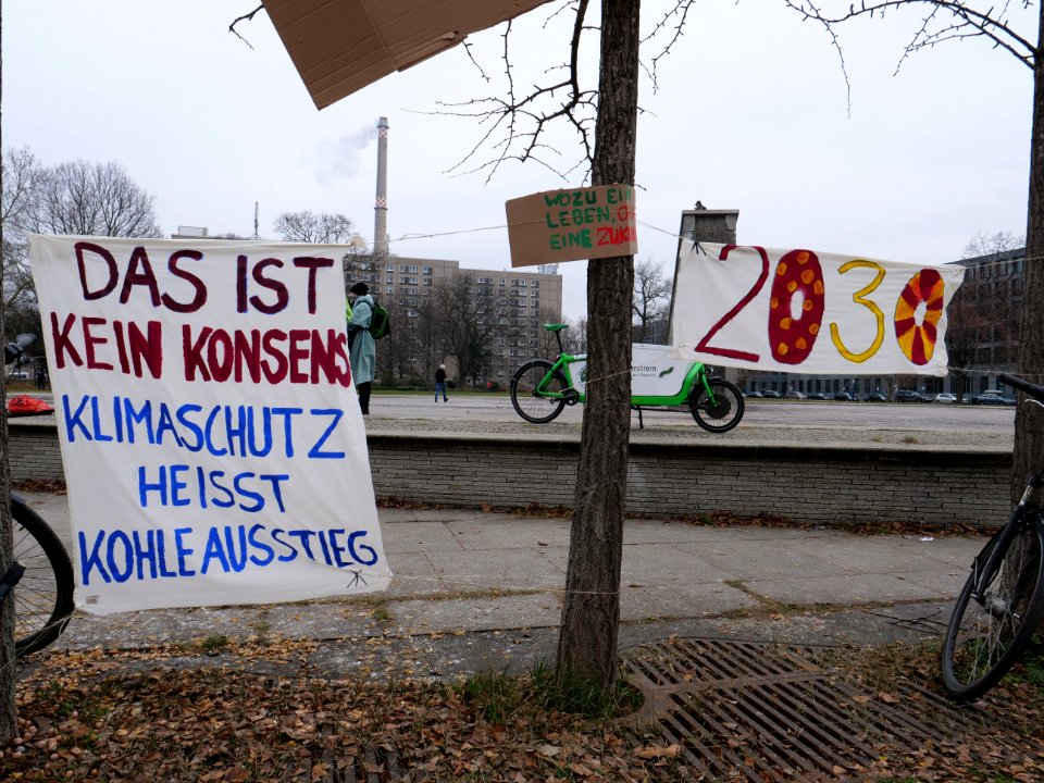 Protest banner at the Invalidenpark 04