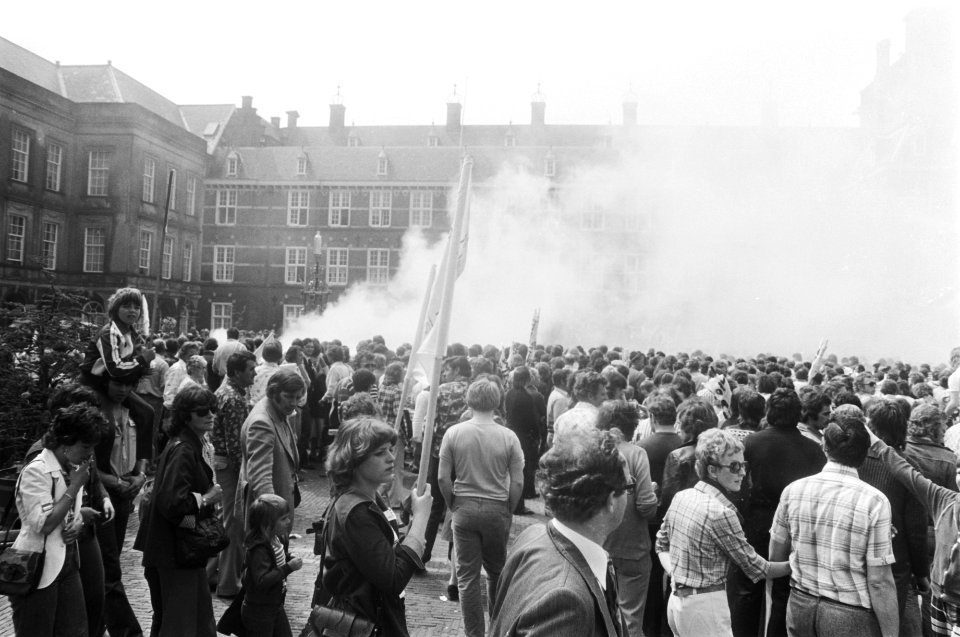 Protest zeevissers tegen quotering en vangstverdeling, rookbommen op Binnenhof, Bestanddeelnr 928-5709