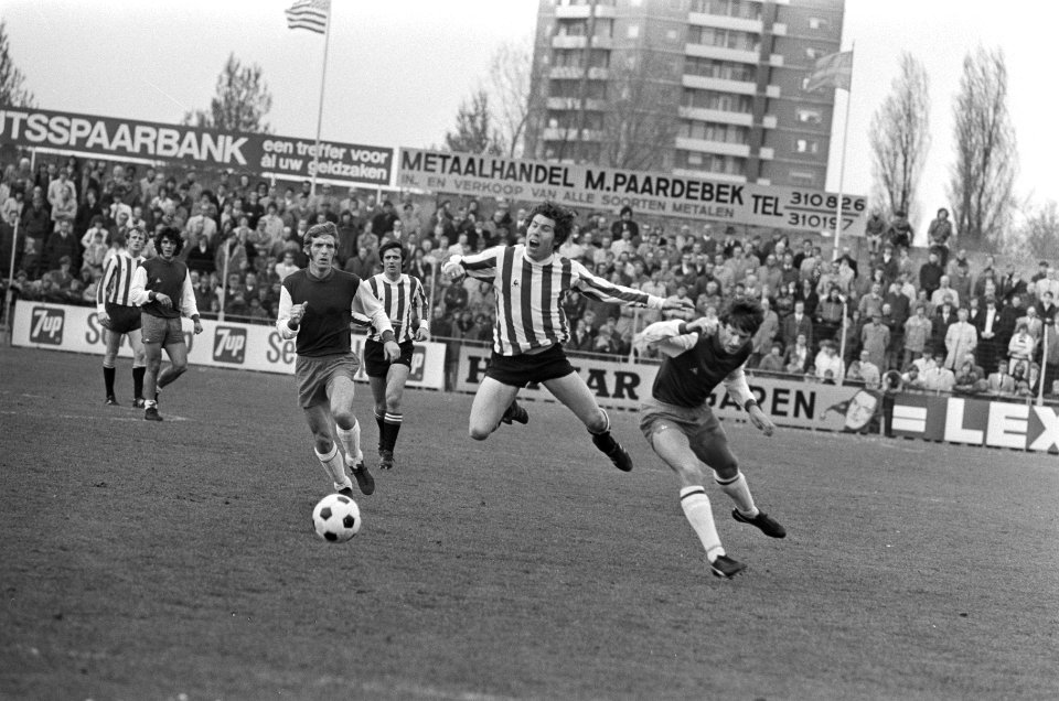PSV-speler Veenstra (m) wordt ten val gebracht door Wentink, De Haan (l), Bestanddeelnr 924-4892