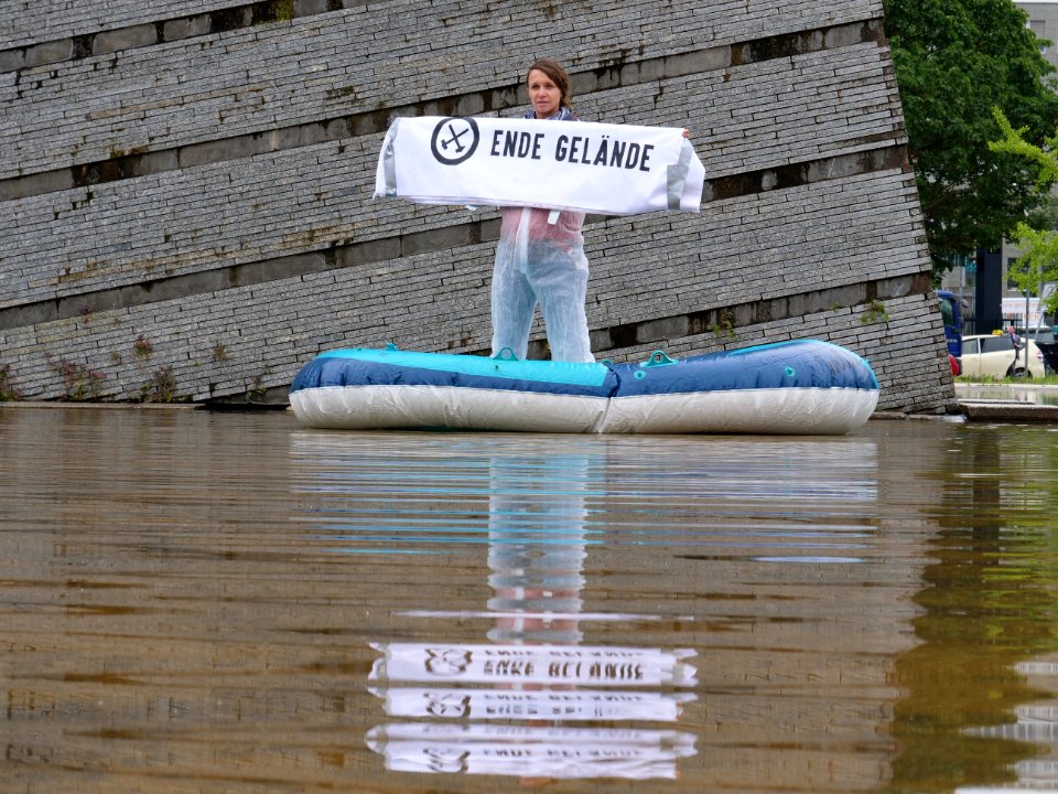 Protest at start of the "Coal Commission" 15