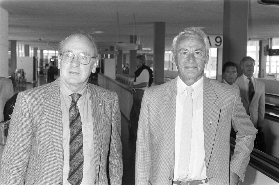 Promotie delegatie Olympische Spelen 1992 naar Moskou Rien Bal (r) en wethouder, Bestanddeelnr 933-0506