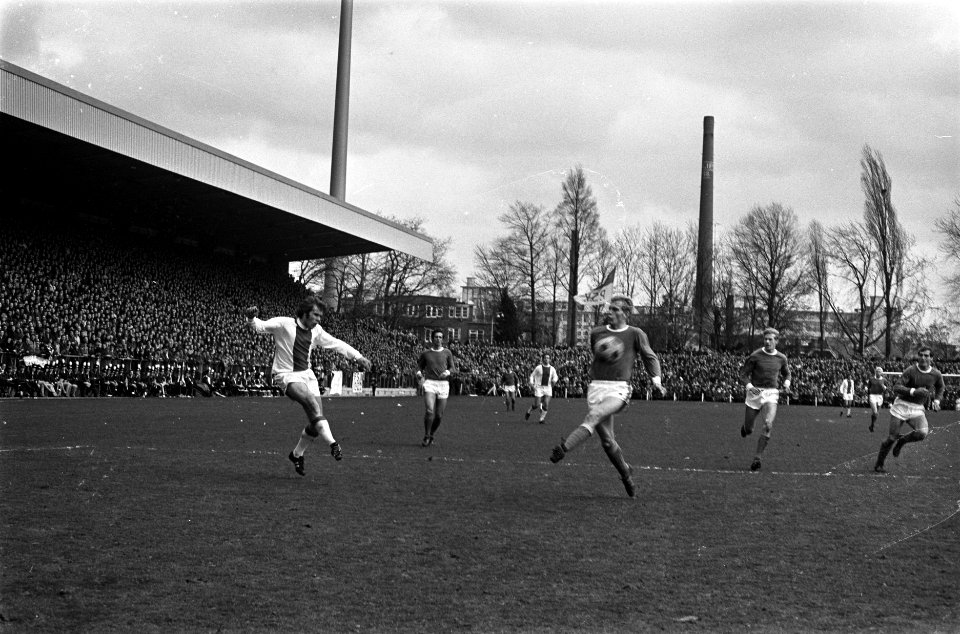 PSV tegen Ajax 1-3. Dick van Dijk (links) scoort, Bestanddeelnr 923-3917