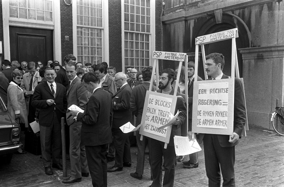 PSP leden demonstreren tegen de prijzen op het Binnenhof, tijdens debatten Tweed, Bestanddeelnr 922-2814