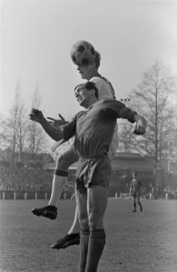 PSV tegen Ajax 2-0, Nuninga (Ajax) in duel met Schrijvers (kop-duel), Bestanddeelnr 918-8553