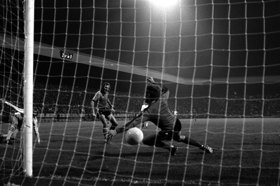 PSV-er Rene van der Kerkhof scoort het derde doelpunt, Bestanddeelnr 928-1305