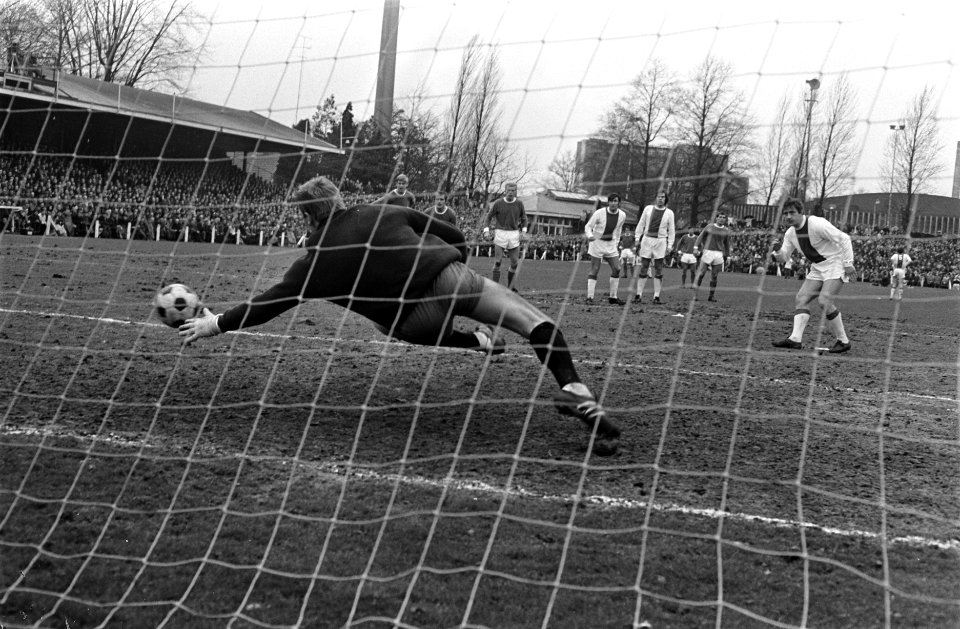 PSV tegen Ajax 1-3. Penalty. PSV-keeper Doesburg duikt naar door Vasovic ingesch, Bestanddeelnr 923-3916