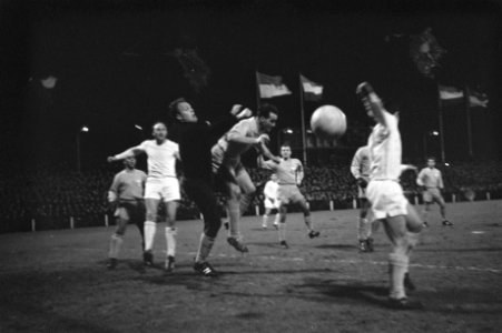 PSV tegen Zurich 1-0, voor de Europacup, spelmoment voor doel Zurich, vlnr B, Bestanddeelnr 916-1356