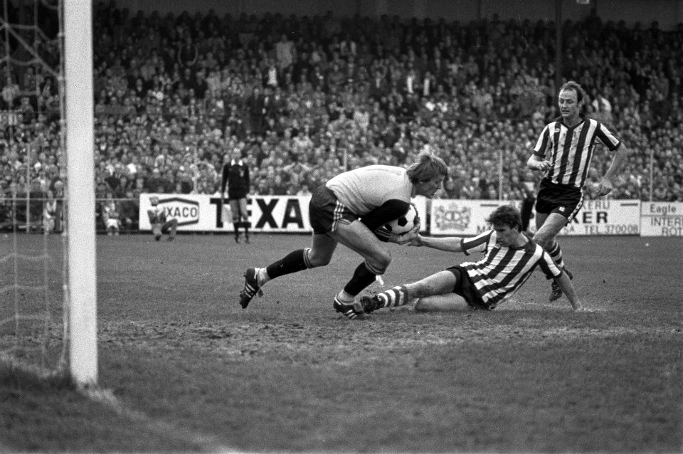 PSV-doelman Doesburg duikt op de bal, (midden) Lengkeek en Loggie (Sparta), Bestanddeelnr 931-8191