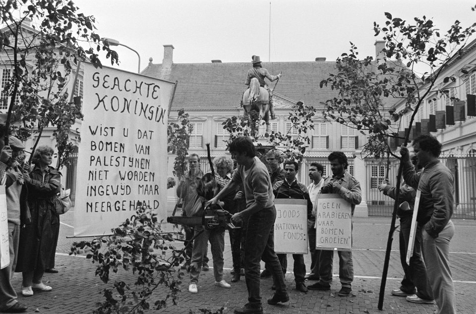 Pro-Palestijnse demonstranten protesteren bij Paleis Noordeinde in Den Haag tege, Bestanddeelnr 933-7889