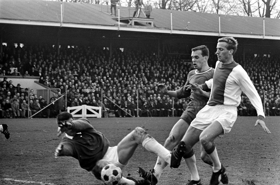 PSV tegen Ajax 2-1, Nuninga in duel met Van Durgen (PSV links keeper Boerma, Bestanddeelnr 920-1114