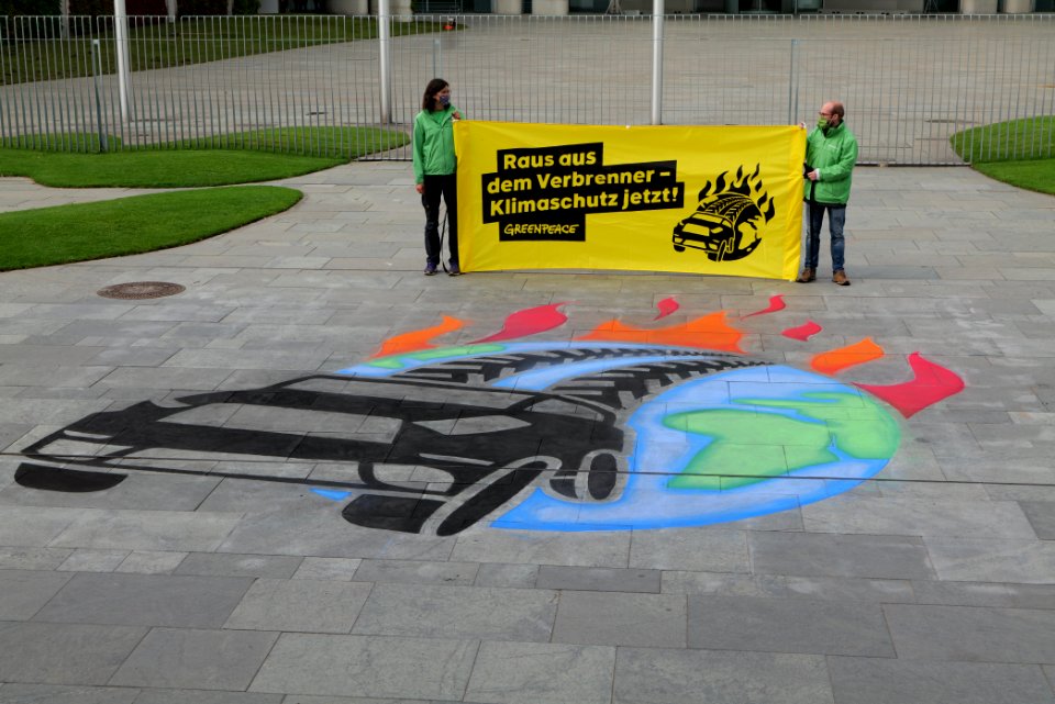 Protest at Autogipfel in Berlin 2020-09-08 Greenpeace painting 59