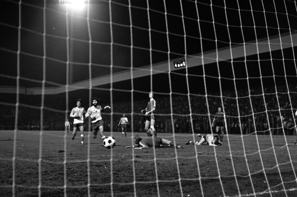 PSV tegen Ajax 6-2 Edstrom scoort 5-0, v.l.n.r. Krol, Hulshof, Edstrom, Schrijv, Bestanddeelnr 928-1638