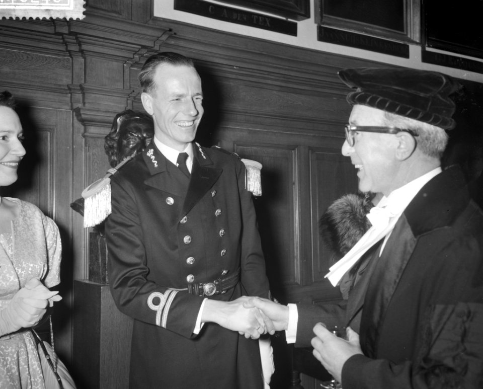 Promotie van de Luitenant ter zee 2e klasse P A E Sillevis Smit tot doctor in, Bestanddeelnr 911-0240