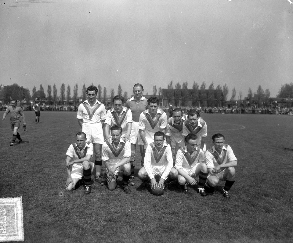 Promotiewedstrijd 2e klasse EBOH-DHC 2-4. Elftal DHC uit Delft, Bestanddeelnr 904-5877