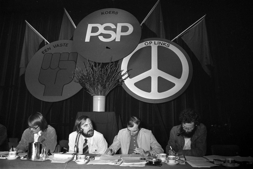 PSP-congres in Amsterdam, partijvoorzitter Piet Burggraaf (tweede van links), Bestanddeelnr 925-8796