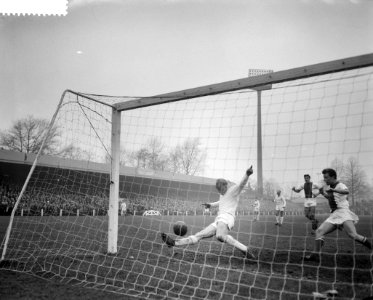 PSV tegen Ajax 1-3, vlnr R Wiersma , Brusselers, Sw en Westra, Bestanddeelnr 912-1153