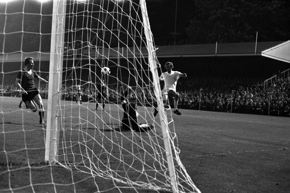 PSV tegen Ajax 0-3, Piet Keizer scoort 0-2, Bestanddeelnr 925-8503
