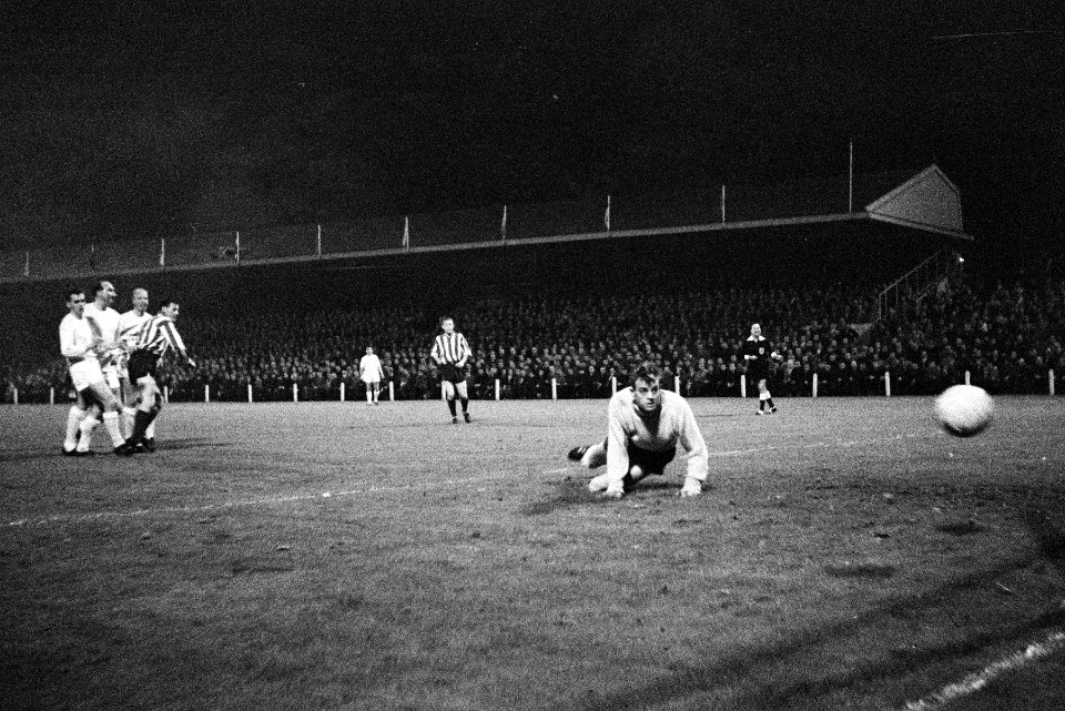 PSV tegen Esbjerg 7-1 Doelman Bals is gepasseerd door schot van Carl Bertelse, Bestanddeelnr 915-6138
