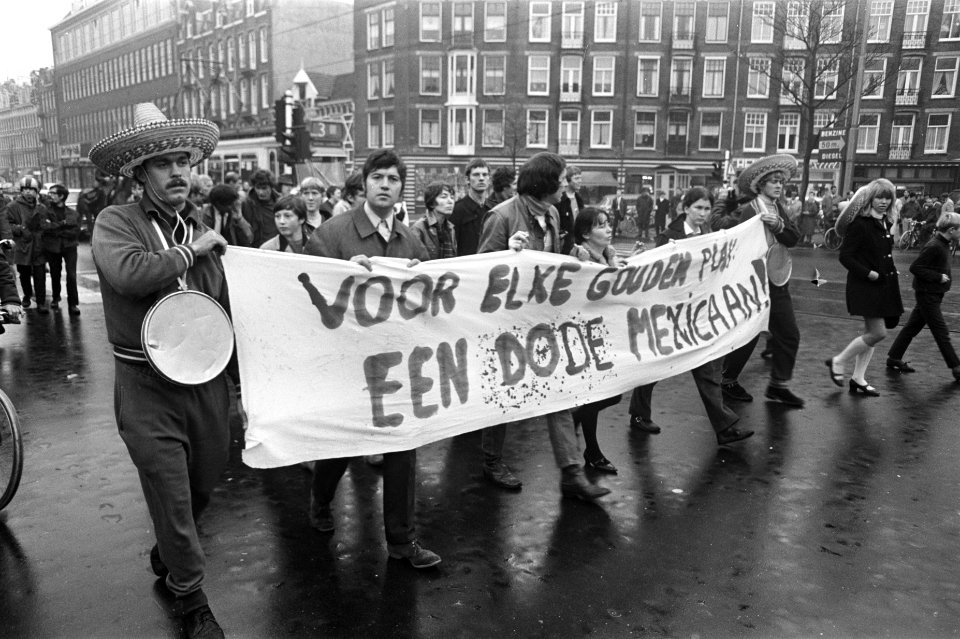 Protestdemonstratie in Amsterdam tegen kabinet de Jong protestgangers in Prins H, Bestanddeelnr 921-7960