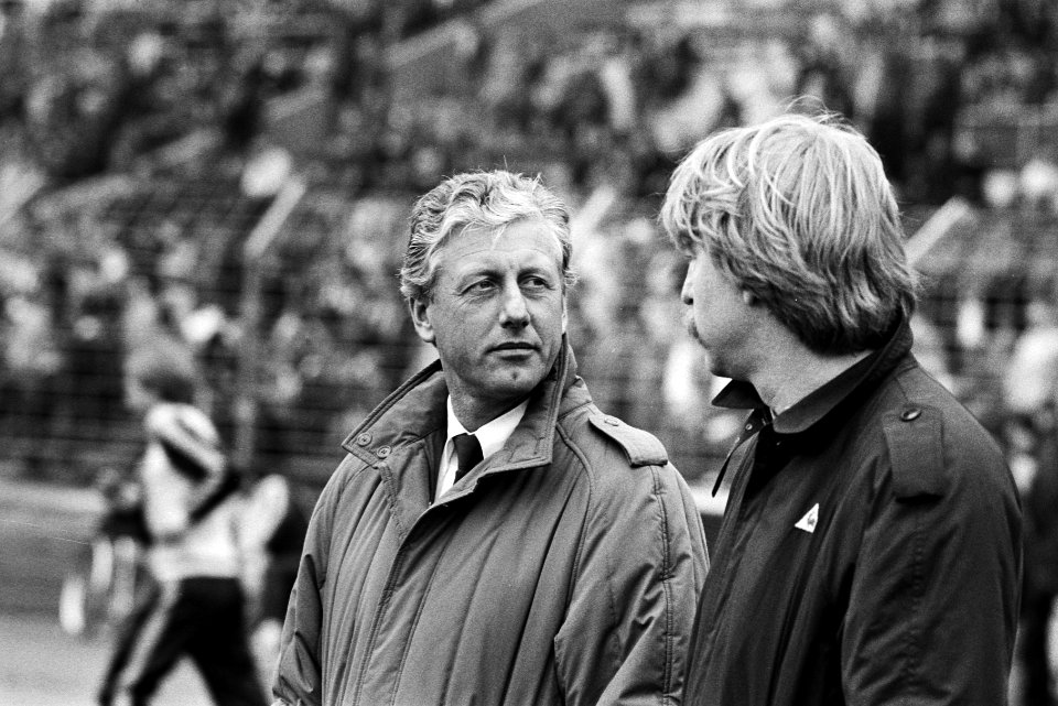 PSV-trainer Libregts (l) in gesprek met Ajax-trainer De Mos, Bestanddeelnr 932-5220