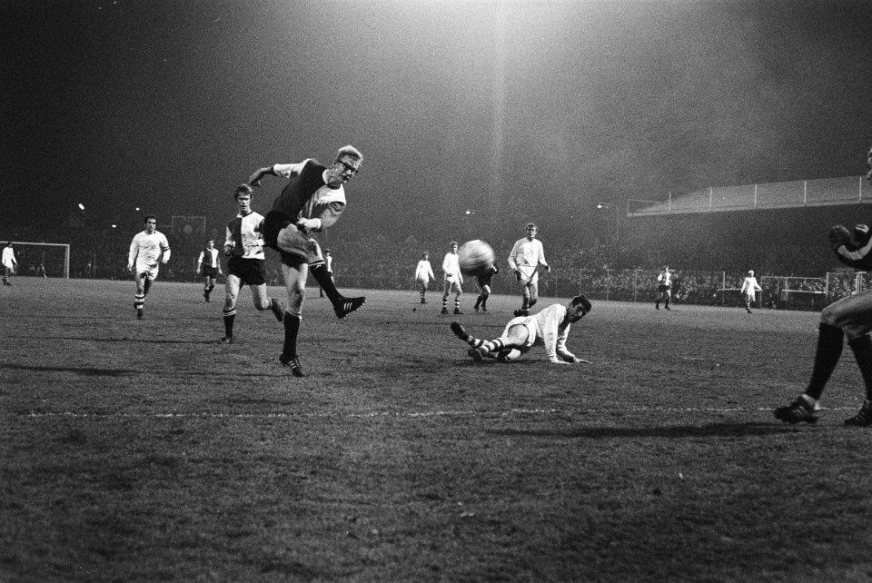 PSV tegen Feijenoord 2-3 Van Daele scoort 2-1 voor Feijenoord, Bestanddeelnr 924-0526