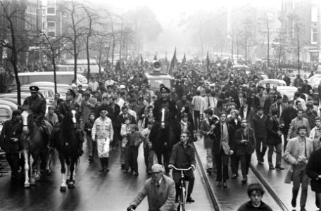 Protestdemonstratie in Amsterdam tegen kabinet de Jong protestgangers in Prins H, Bestanddeelnr 921-7962