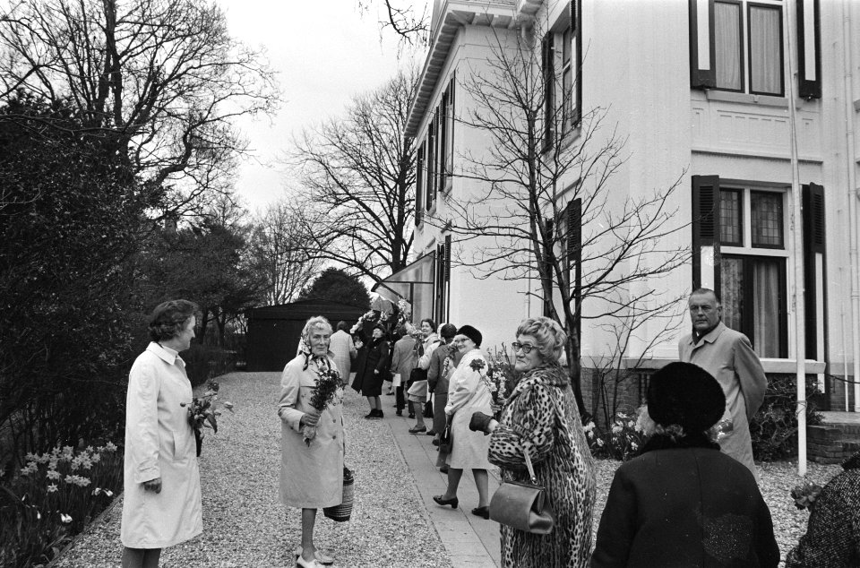 Pro-Russische demonstranten gaan de Russische ambassade binnen, Bestanddeelnr 924-4728