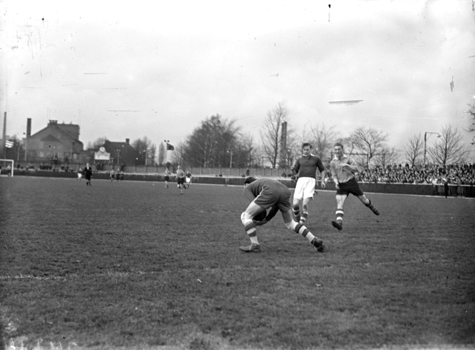 PSV tegen Emmen 1-1. Schotanus uitlopend pakt bal, Bestanddeelnr 902-4794