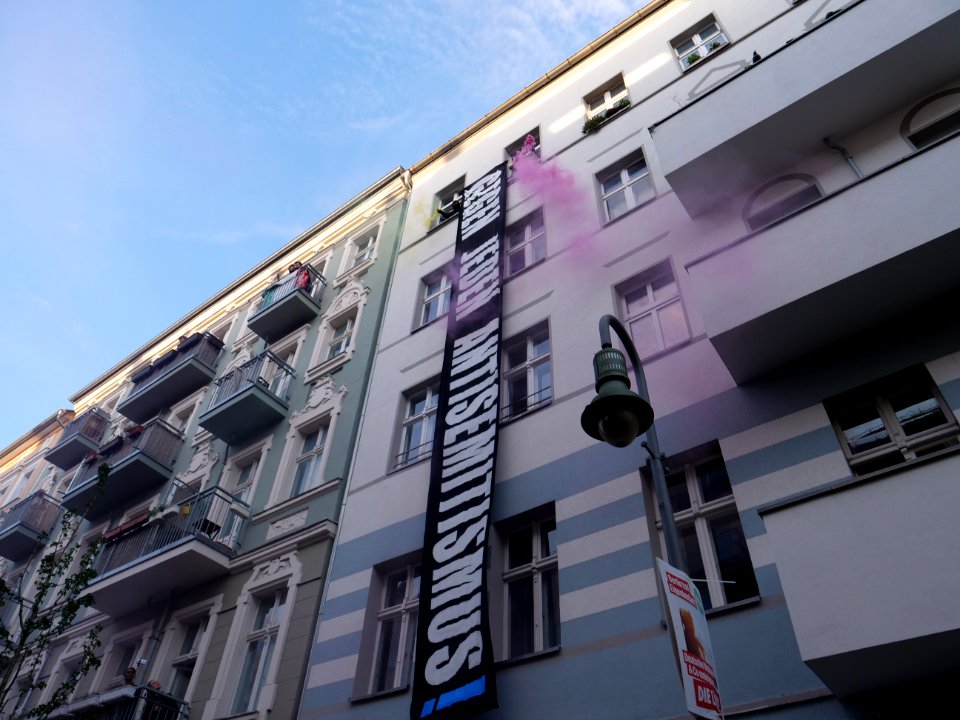 Protest at houses next to the revolutionary 1st may demonstration Berlin 2019 02
