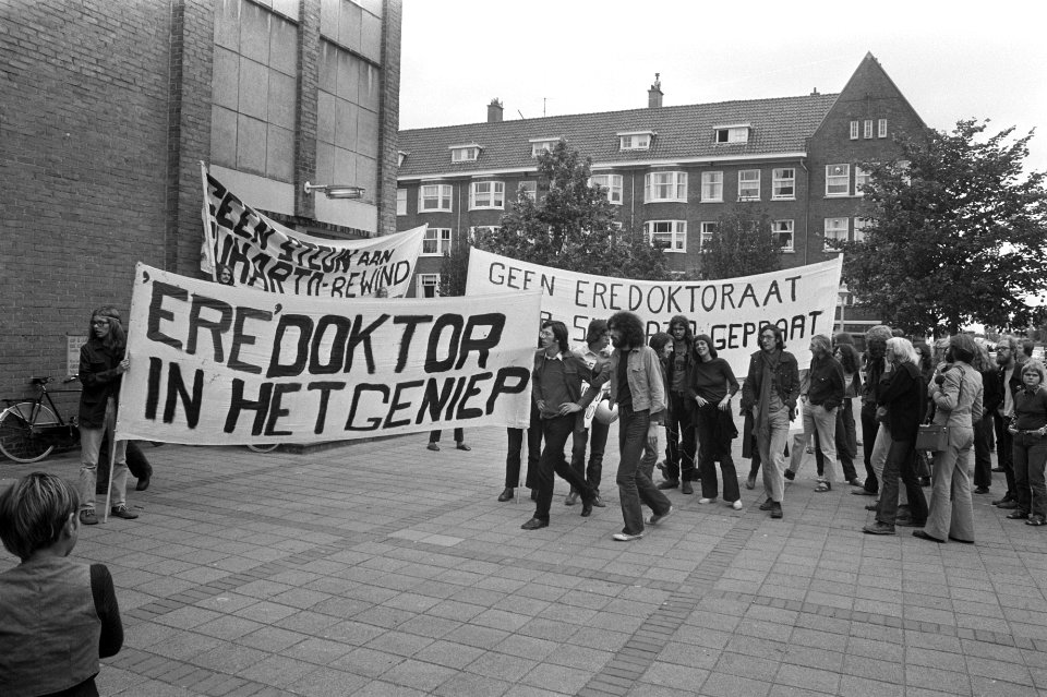 Protesten tegen eredoctoraat voor Indonesische professor tijdens opening Akademi, Bestanddeelnr 925-8566